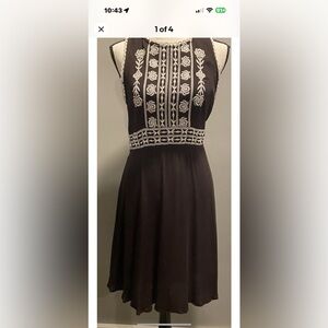 Brown Sleeveless Dress w/White Embroidery